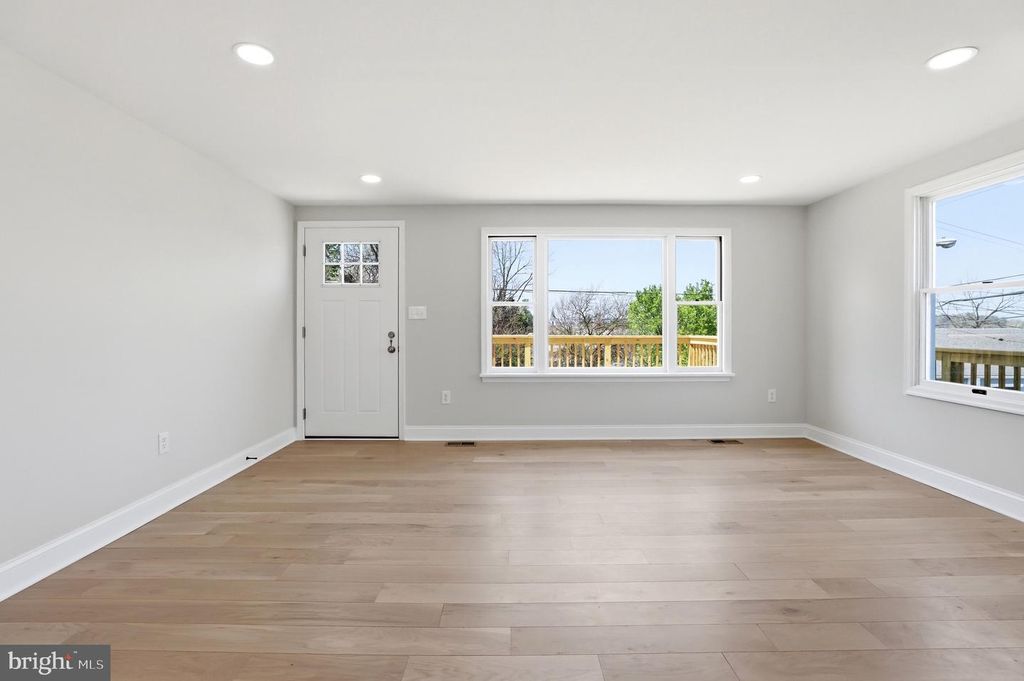 Image 8 of property listing at 302 E THOMAS ST, Union Bridge, MD 21791