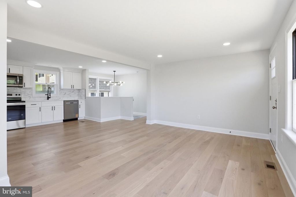 Image 9 of property listing at 302 E THOMAS ST, Union Bridge, MD 21791