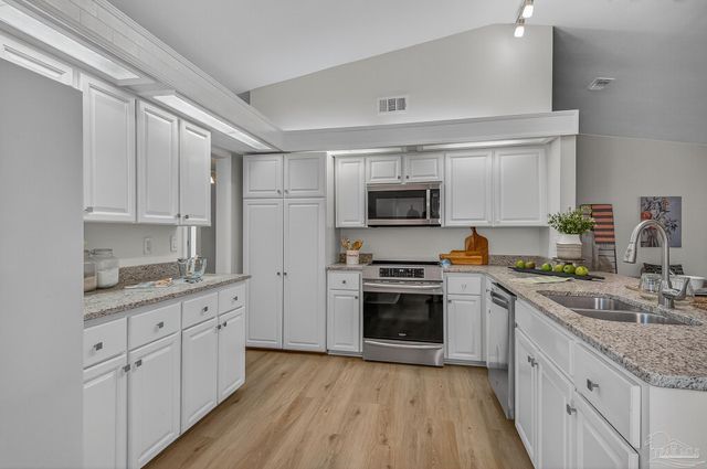 26 Bartlett Cir, Pensacola, FL 32505