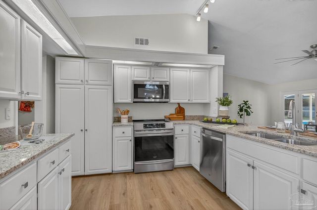 26 Bartlett Cir, Pensacola, FL 32505