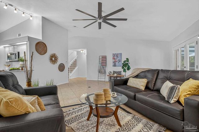 26 Bartlett Cir, Pensacola, FL 32505