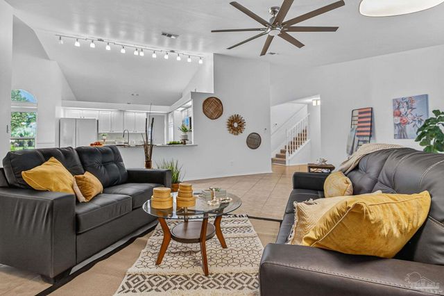 26 Bartlett Cir, Pensacola, FL 32505