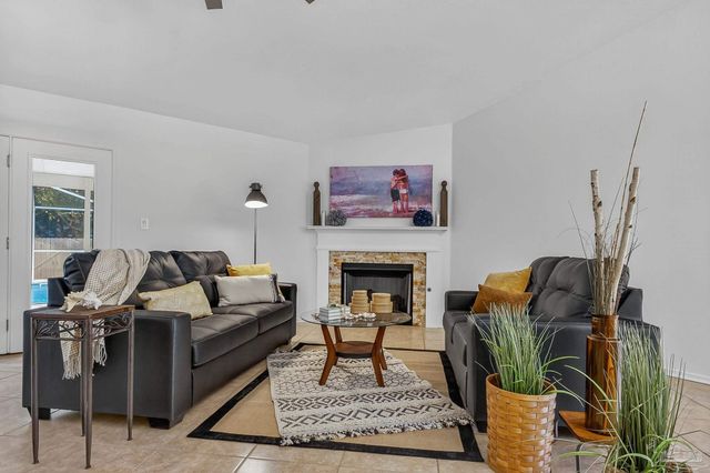 26 Bartlett Cir, Pensacola, FL 32505