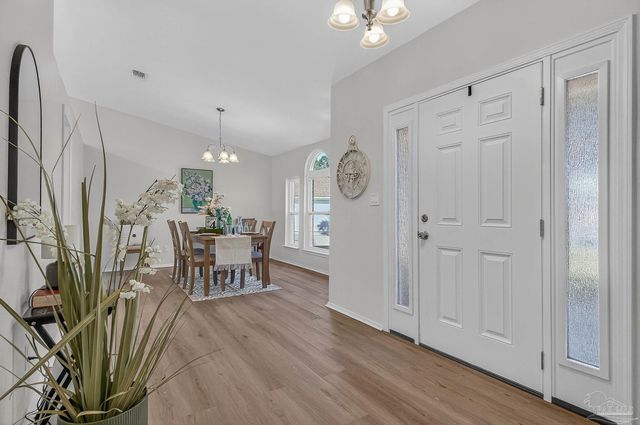 26 Bartlett Cir, Pensacola, FL 32505