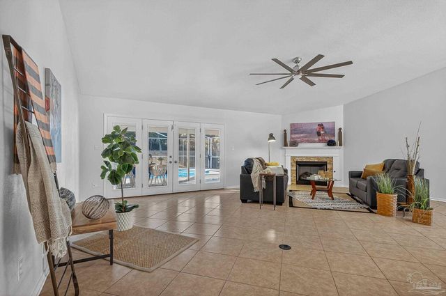 26 Bartlett Cir, Pensacola, FL 32505