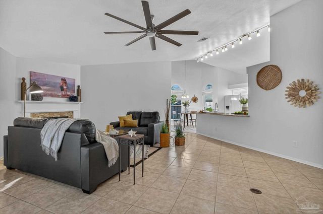 26 Bartlett Cir, Pensacola, FL 32505