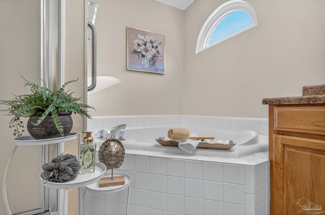 26 Bartlett Cir, Pensacola, FL 32505