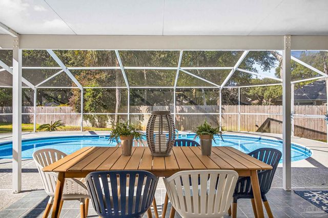 26 Bartlett Cir, Pensacola, FL 32505