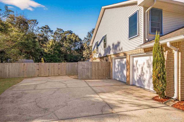 26 Bartlett Cir, Pensacola, FL 32505