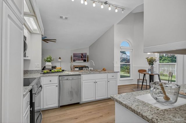 26 Bartlett Cir, Pensacola, FL 32505