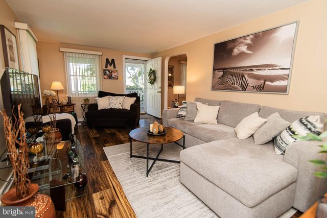 214 W MACDADE BLVD, Folsom, PA 19033