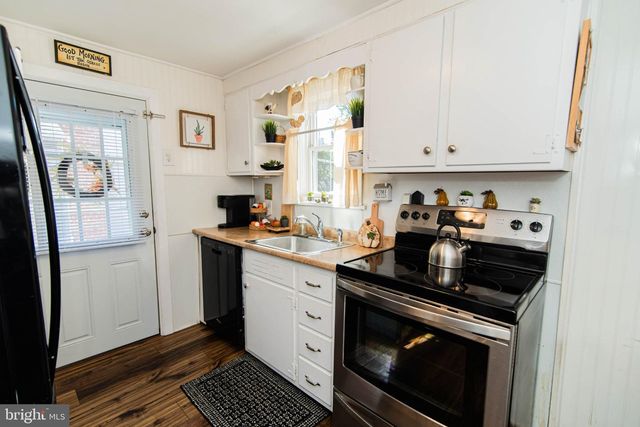 214 W MACDADE BLVD, Folsom, PA 19033