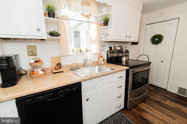 214 W MACDADE BLVD, Folsom, PA 19033