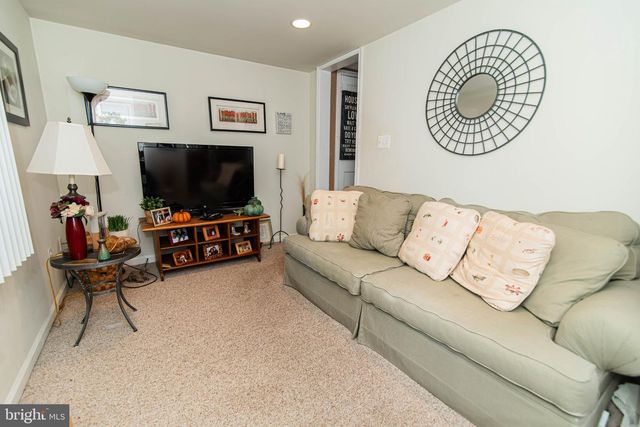 214 W MACDADE BLVD, Folsom, PA 19033