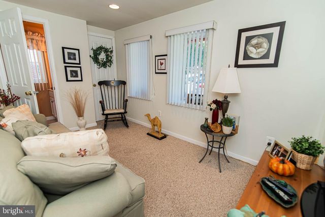 214 W MACDADE BLVD, Folsom, PA 19033