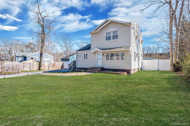 62 9th Street, Ronkonkoma, NY 11779