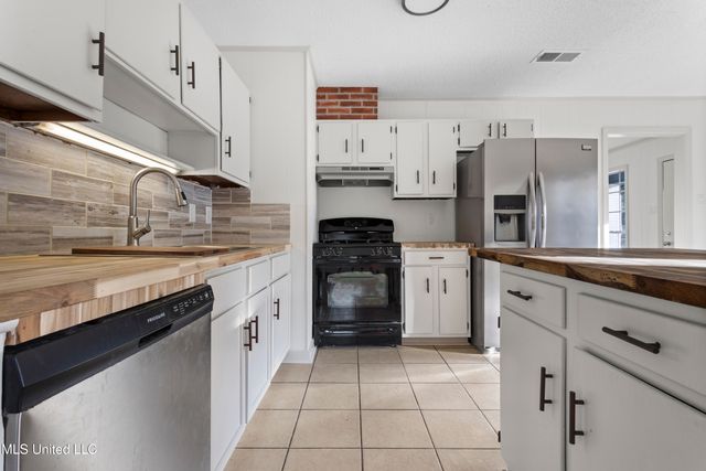 288 Mc Cool Street, Ocean Springs, MS 39564