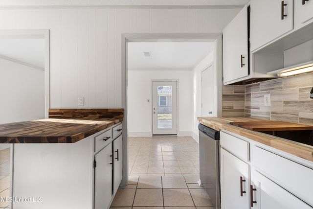 288 Mc Cool Street, Ocean Springs, MS 39564