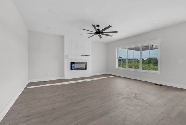 210 Low Plains Ln, Clarksville, TN 37043