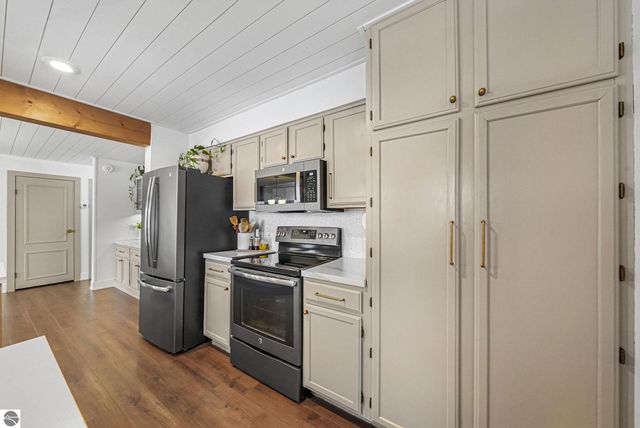 9464 Stone Ledge Lake Drive, Cadillac, MI 49601