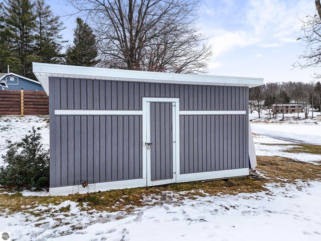 9464 Stone Ledge Lake Drive, Cadillac, MI 49601