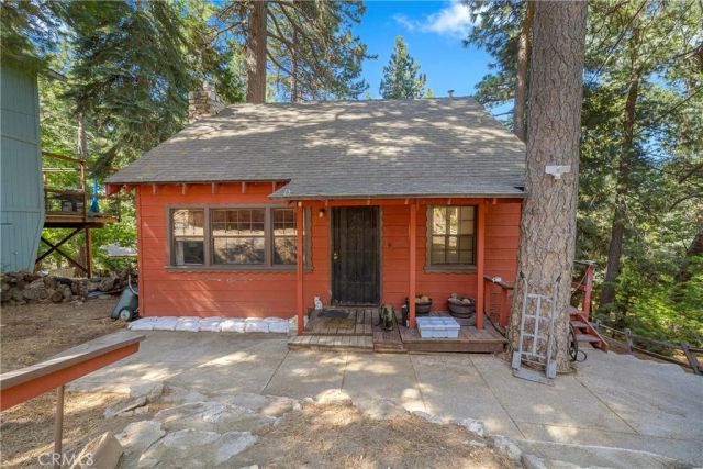 964 Chateau Drive, Crestline, CA 92325