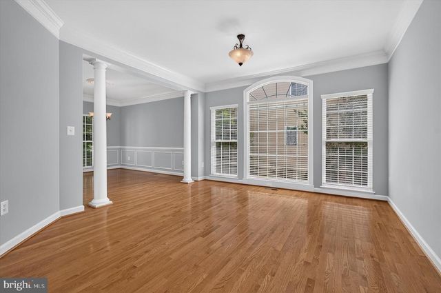 25670 S VILLAGE DR, Chantilly, VA 20152