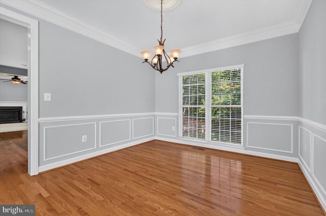 25670 S VILLAGE DR, Chantilly, VA 20152