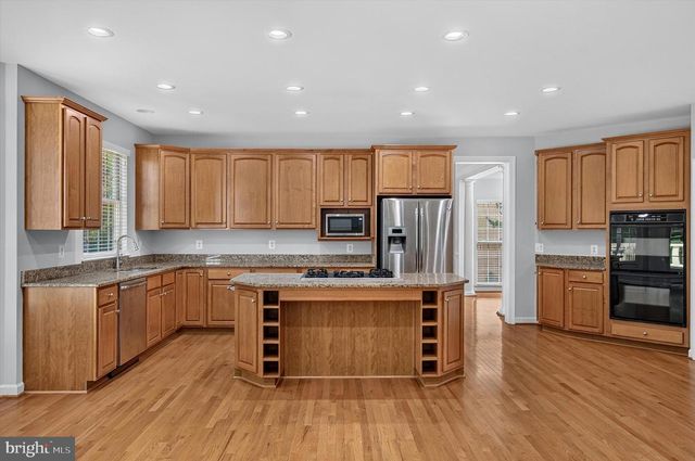 25670 S VILLAGE DR, Chantilly, VA 20152