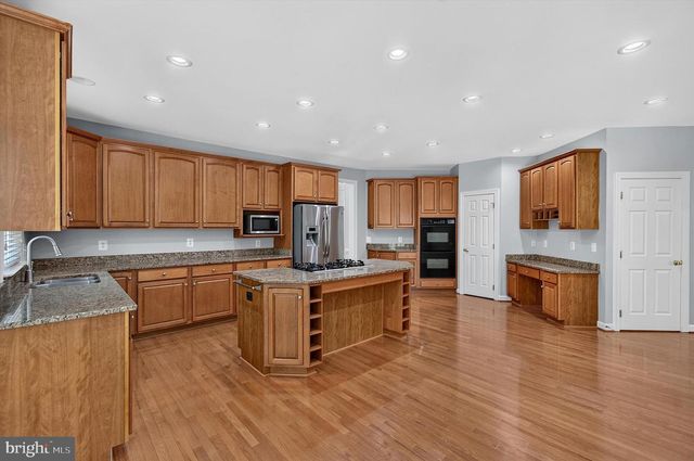 25670 S VILLAGE DR, Chantilly, VA 20152
