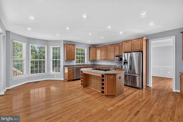 25670 S VILLAGE DR, Chantilly, VA 20152