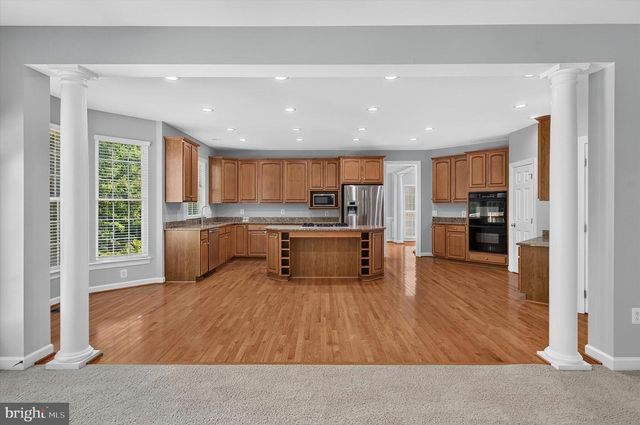25670 S VILLAGE DR, Chantilly, VA 20152