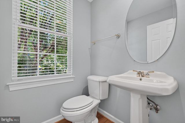 25670 S VILLAGE DR, Chantilly, VA 20152