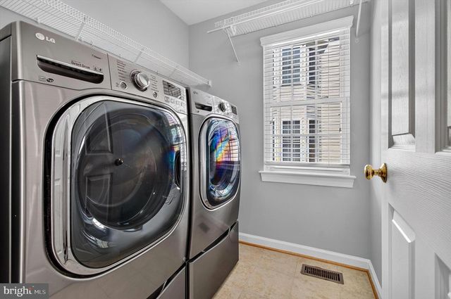 25670 S VILLAGE DR, Chantilly, VA 20152
