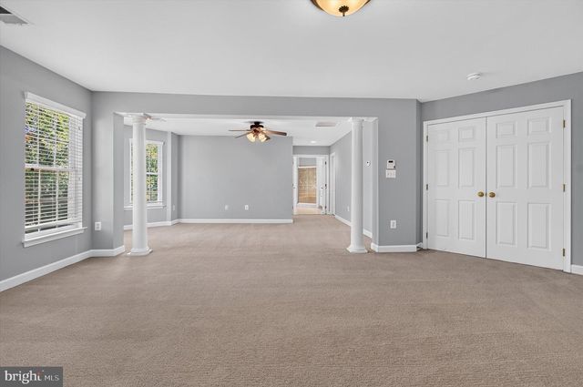 25670 S VILLAGE DR, Chantilly, VA 20152