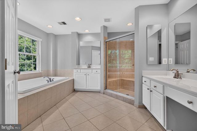 25670 S VILLAGE DR, Chantilly, VA 20152