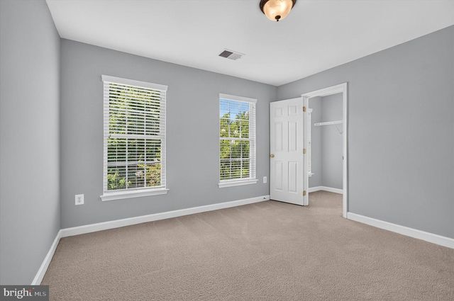 25670 S VILLAGE DR, Chantilly, VA 20152