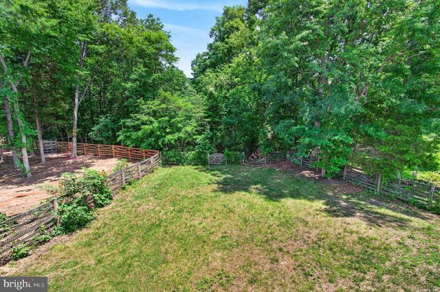 25670 S VILLAGE DR, Chantilly, VA 20152