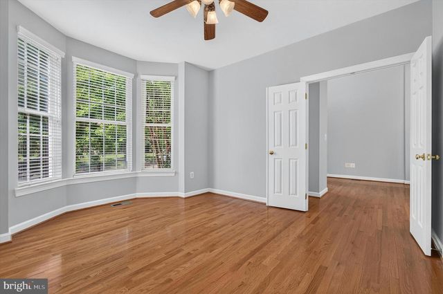 25670 S VILLAGE DR, Chantilly, VA 20152