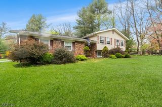 8 Woodland Dr, Washington Twp., NJ 07853