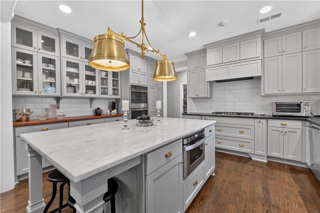 4907 W 69th Terrace, Prairie Village, KS 66208