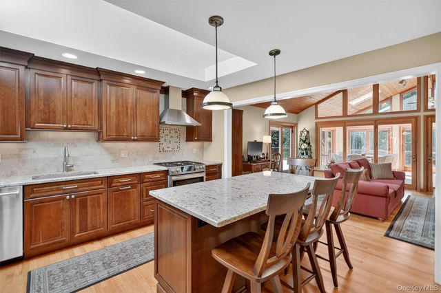6 Sterling Forest Lane, Suffern, NY 10901