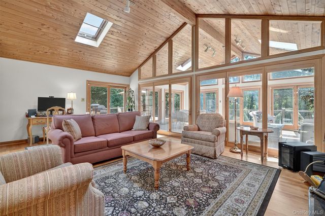 6 Sterling Forest Lane, Suffern, NY 10901