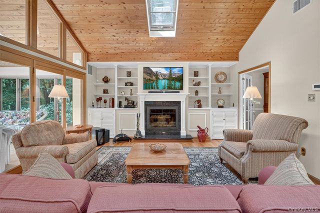 6 Sterling Forest Lane, Suffern, NY 10901