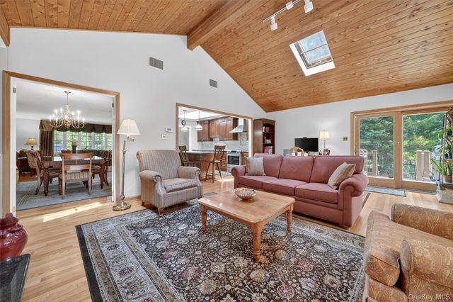 6 Sterling Forest Lane, Suffern, NY 10901
