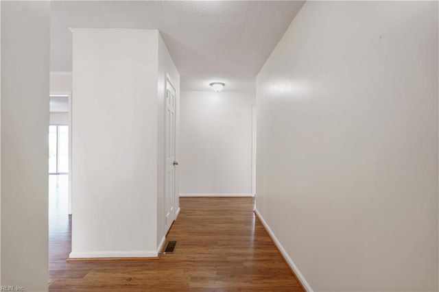 592 Windjammer CRES, Newport News, VA 23602