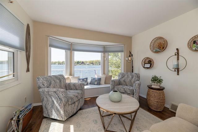 1401 E Crooked Lake Drive, Kalamazoo, MI 49009