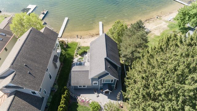 1401 E Crooked Lake Drive, Kalamazoo, MI 49009