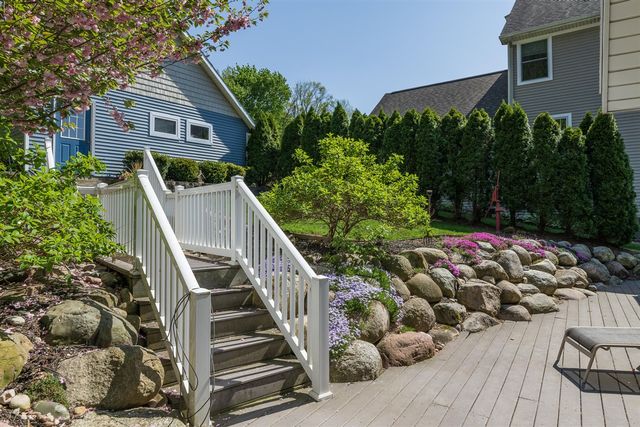 1401 E Crooked Lake Drive, Kalamazoo, MI 49009