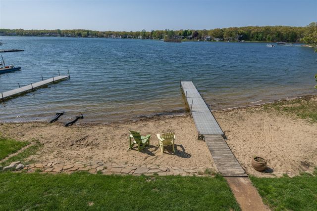 1401 E Crooked Lake Drive, Kalamazoo, MI 49009